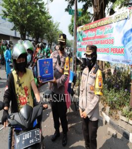 Kapolres Tanjung Perak Pantau Vaksinasi & Bagi Sembako Untuk Pekerja Ojol