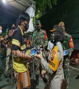 KAPOLRES TANJUNG PERAK : Pimpin Langsung Patroli Skala Besar Pembagian Bantuan Sembako Serentak Bersama Polsek Jajaran