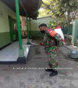 Cegah penyebaran Covid-19, Koramil 01/Laweyan Laksanakan Penyemprotan Disinfektan