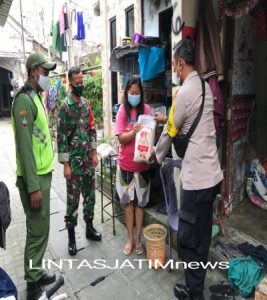 Sinergitas Babinsa dan Bhabinkamtibmas Kelurahan Kepatihan Wetan Bantu Distribusi Sembako di Wilayah