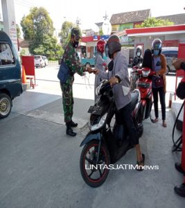 Babinsa Semanggi Sosialisasikan PPKM Level IV Dan Bagikan Masker di SPBU