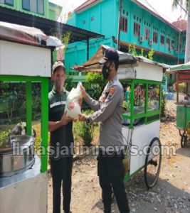 POLRES KEBUMEN : Salurkan Bantuan Beras, Warga Kembali Diingatkan Pentingnya Prokes