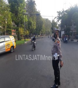 Satlantas Polres Tanjung Perak Beri Pelayanan Jalan Untuk Mencegah Kemacetan dan Aktifitas