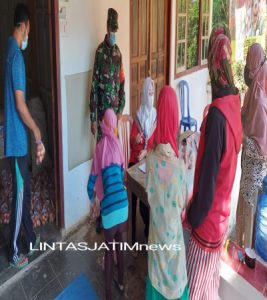 Koramil 23/Karangtengah, Turunkan Babinsa Kawal Pendistribusian BST