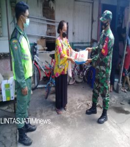 Serda Sugiyanto Laksanakan Kegiatan Penyaluran Beras Dari TNI AD Kepada Warga Masyarakat