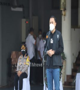 Kapolres Tanjung Perak Bersam Walikota Surabaya dan Forkopimda Bagikan Sembako Serta Masker