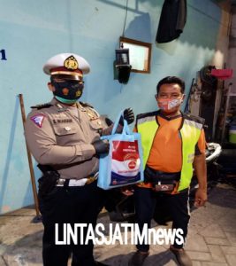 Ditlantas Polda Jatim Bagikan Bansos Bagi Masyarakat Terdampak PPKM