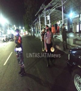 Operasi Jam Malam, Petugas Gabungan Tegur Warung-Warung di Sekitar Wilayah Ampel