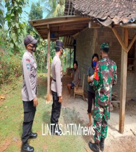 Peduli Kesehatan Warga, TNI Polri Bagikan Masker Dan Sembako Untuk Warga