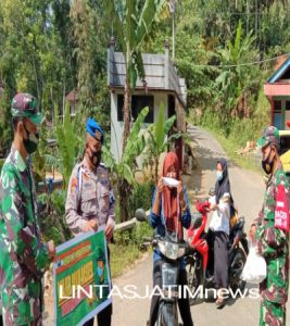 Selain Himbauan Mematuhi Prokes, Petugas Gabungan Juga Bagikan Masker Ke Warga