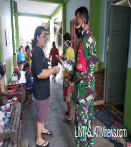 PPKM Darurat, Babinsa Kelurahan Sewu Laksanakan Pendisiplinan Protkes Dengan Cara Bagikan Masker