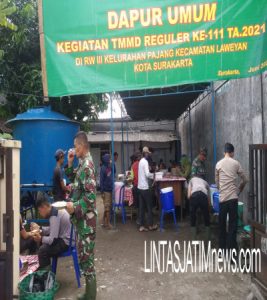 Jalin Kebersamaan Satgas TMMD Dan Warga Melalui Makan Siang