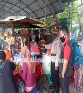 Polsek Semampir Sosialisasikan PPKM Darurat Kepada Para Pedagang