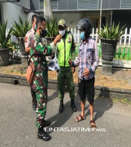 Dimasa PPKM Level 4,Serda Budiono Gencar Laksanakan Himbuan Prokes Dan Bagikan Masker Kepada Warga