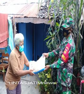 Babinsa Keprabon Besama Linmas Bagikan Beras Dari TNI Dimasa PPKM Level 4 Kepada Warga