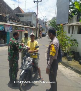 Kawal PPKM, Babinsa Kemlayan Laksanakan Himbuan Prokes Dan Bagikan Masker