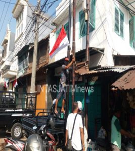 Masyarakat Pasang Bendera Merah Putih di Songoyudan Pabean Cantikan Sebagai Harapan Segera Merdeka Dari Covid-19