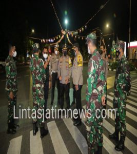 Malam hari, Wakapolda Jatim dan unsur Forkopimda Jatim tinjau Pos Pengendalian Covid 19