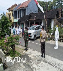 Babinsa Peringatkan Warga Jangan Mendekat Dulu