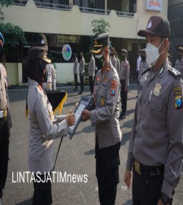 Pemberian Piagam Penghargaan dan Vitamin Oleh Kapolsek Tanjung Perak