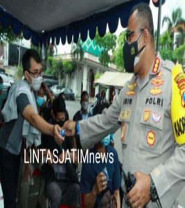 Kapolrestabes Surabaya Bagikan Gelang Sahabat Lawan Covid-19