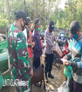 Petugas Gabungan Berikan Himbauan Dan Bagikan Masker Kepada Warga