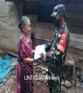 Babinsa Jajaran Kodim 0728/Wonogiri Salurkan Beras Bantuan Pemerintah Kepada Warga