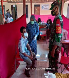 Demi Kelancaran Program Vaksinasi, Babinsa Bersama Bhabinkamtibmas Dampingi Kegiatan Tersebut