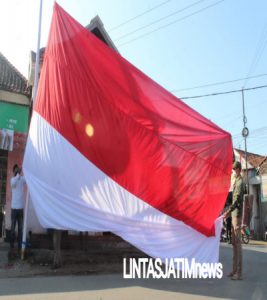 Gelorakan Nasionalisme, Kapolres Bangkalan Hadiri Pengibaran Bendera Raksasa di Kwanyar