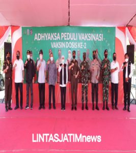 Forkopimda Jatim Melaksanakan Vaksinasi Tahap 2 di Islamic Center Surabaya