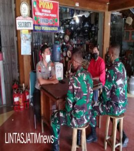 Babinsa Keprabon Dampingi Ba Otsus Laksanakan Komsos Dengan Security Pasar Triwindu