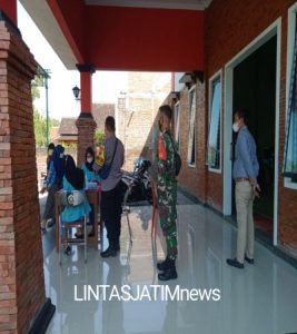 Babinsa Giriroto Kawal Vaksinasi Di Gedung Bhakti Giri Praja