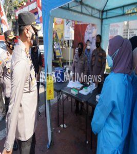 Kapolres Tanjung Perak Pantau Pelaksanaan Serbuan Vaksinasi Merdeka, Hari Pertama di Depan Mako