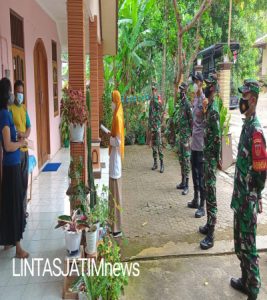 Personil Koramil Ngadirojo Dampingi Petugas Kesehatan Lakukan Tracing Pasien Covid-19