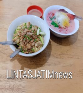 Seruput mie ayam, es Teler Pacarkeling Pak Doni