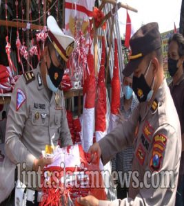 Penjual bendera merah putih : Terimakasih Pak Polisi Sudah borong Daganganku