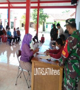 244 Warga Terima KKS, Batuud Koramil 24/Puhpelem Dampingi Dalam Pendistribusiannya