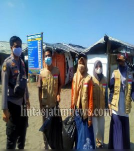 Bersama Relawan, Polsek Buluspesantren Bersihkan Pantai dan Bagikan Masker