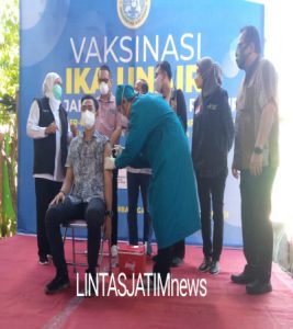 Gubernur Khofifah Menyanyi, Peserta Vaksinasi Bawa Merah Putih