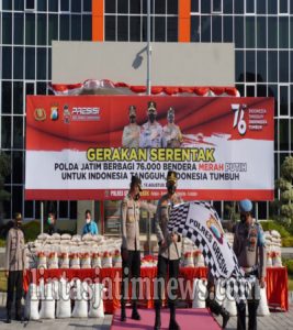 Merawat Nasionalisme, Kapolres Gresik Bagikan 1.700 Bendera Merah Putih