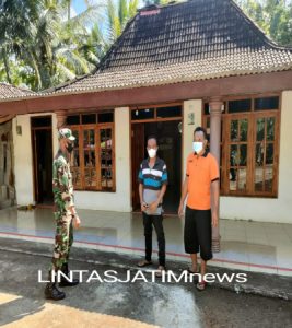 Sambangi Warga Kontak Erat Pasien Covid-19, Pelda Kahana Berikan Semangat Dan Himbau Selalu Terapkan Protkes