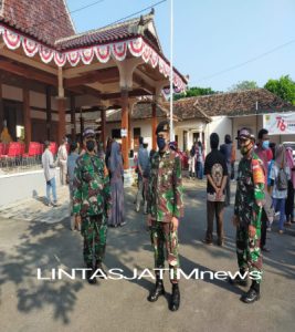 Babinsa Koramil 11 Polokarto Bantu jalannya Vaksinasi di Kantor Kecamatan Polokarto