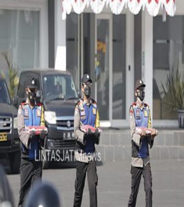 Sambut Hari Kemerdekaan RI ke-76, Polrestabes Surabaya Bagikan Seribu Bendera Merah-Putih