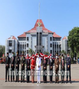 Peringati HUT RI Ke-76, Kapolres Gresik Ikuti Upacara Di Halaman Pemkab Gresik