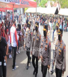 Kapolda Jatim Mendampingi Irwasum Polri Tinjau Proses Vaksinasi di Gerai Vaksin Merdeka Polrestabes Surabaya