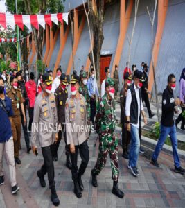 Kapolres Tanjung Perak Bersama Forkopimda Dampingi Walikota Surabaya Bagikan Bantuan Sembako