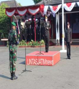 Danramil 21/Bulukerjo Jabat Komandan Upacara Dalam Upacara Penurunan Bendera HUT Kemerdekaan RI Ke-76