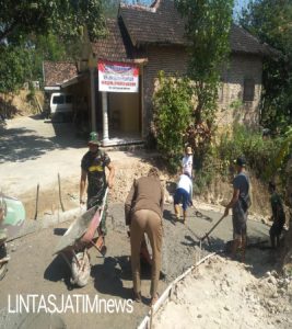 Kekompakan Anggota Koramil 24/Puhpelem Kerja Bakti Bersama Warga Bangun Rabat Beton