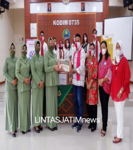 Peringati HUT RI Ke-76, Rotaract Club Of Solo Pakarti Dan Rotary Club Solo Kartini Salurkan Bantuan Vitamin Dan Masker