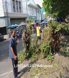 Wujudkan Lingkungan Bersih dan Bebas Covid-19, Babinsa Bersama Petugas Kebersihan Laksanakan Penebangan Pohon